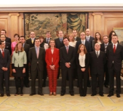 Fotografía de grupo de Su Alteza Real la Infanta Doña Elena con una representación de los organizadores y colaboradores de la XIII edición de la campa